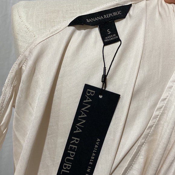 NWT Banana Republic Sleeveless blouse - Picture 3 of 3